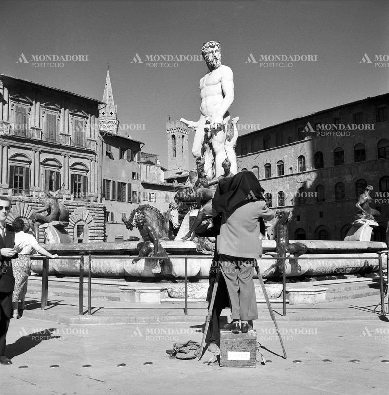 A man photographing the Fountain of Neptune in Piazza della Signoria. Florence, 1950s SPECIAL FEE  - CONTACT US FOR NOT EDITORIAL USAGE
