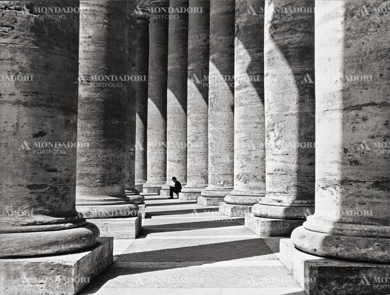 Bernini's colonnade in St Peter's Square. This picture is taken from the monography "Mario De Biasi. Il mio sogno è qui", curated by Enrica Viganò, published in 2016 by Mondadori Electa. Rome, 1949 SPECIAL FEE - CONTACT US FOR NOT EDITORIAL USAGE