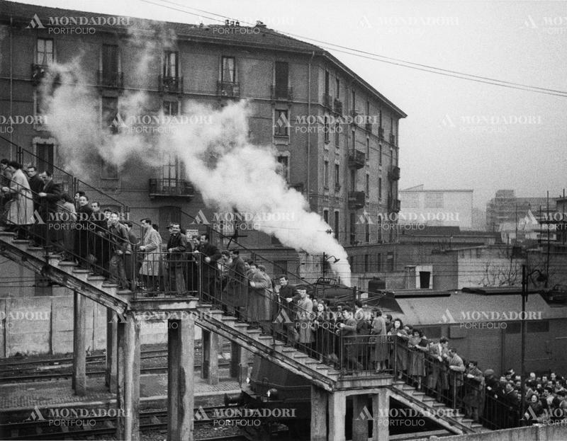 Commuters arriving at Porta Romana railway station. Milan (Italy), 1950 SPECIAL FEE - CONTACT US FOR EVERY USAGE