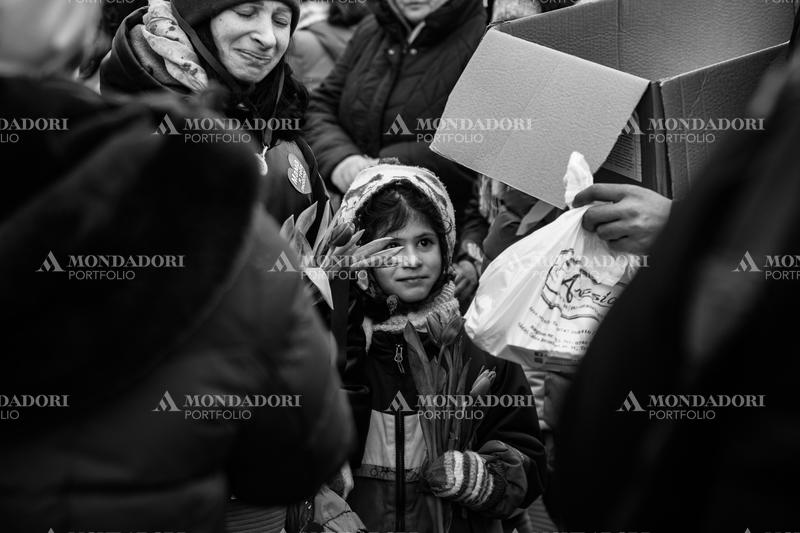 Mother and daughter are greeted with a bouquet of flowers in honor of Women's Day at the Siret refugee reception center Siret (Romania), March 8th, 2022