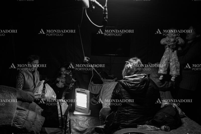 A four-generation family in a tent at the Siret refugee reception center, on the border with Ukraine. Siret (Romania), March 8th, 2022