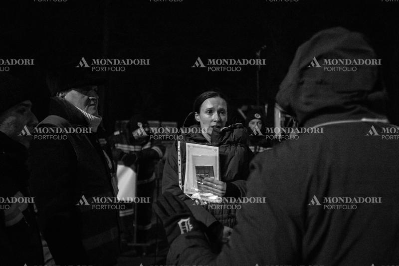 A Ukrainian woman is helped to enter the refugee reception tent. Siret (Romania), March 7th, 2022