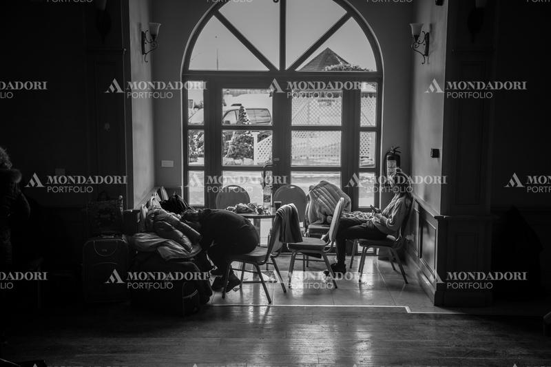 Two Ukrainian girls sit tired in the lobby of the Frontier Hotel. Siret (Romania), March 8th, 2022