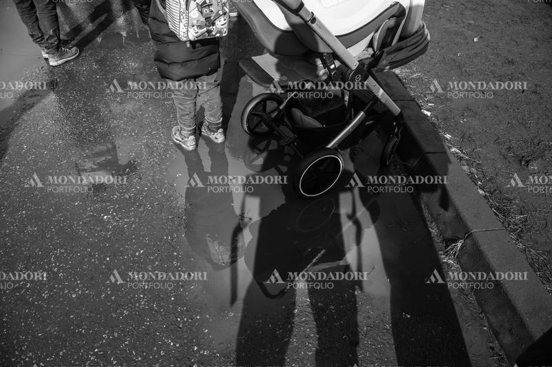 A Ukrainian woman is helped to enter the refugee reception tent. Siret (Romania), March 8th, 2022