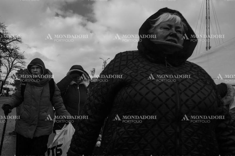 Three Ukrainian women walk towards the tents that welcome Ukrainian refugees with humanitarian aid. Siret (Romania), March 8th, 2022