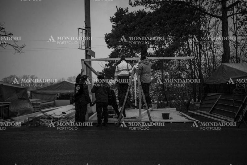 Volunteers from the Siret refugee reception center build a facility to help Ukrainian refugees. Siret (Romania), March 8th, 2022